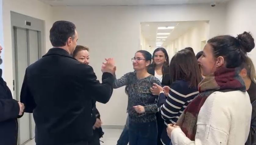 Lot dhe përqafime/ Nëndrejtori i Kadastrës Vlorë u shkarkua nga puna pasi u doli në krah punonjësve