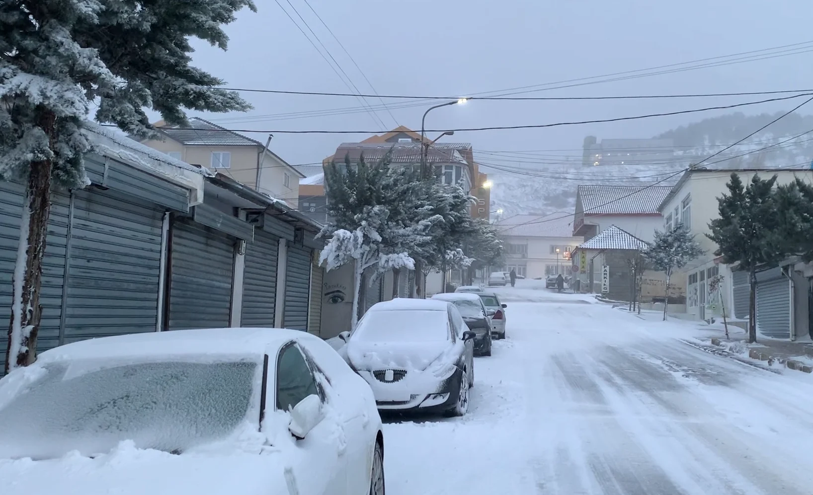Reshjet e dendura të dëborës zbardhin Dibrën, ulen temperaturat