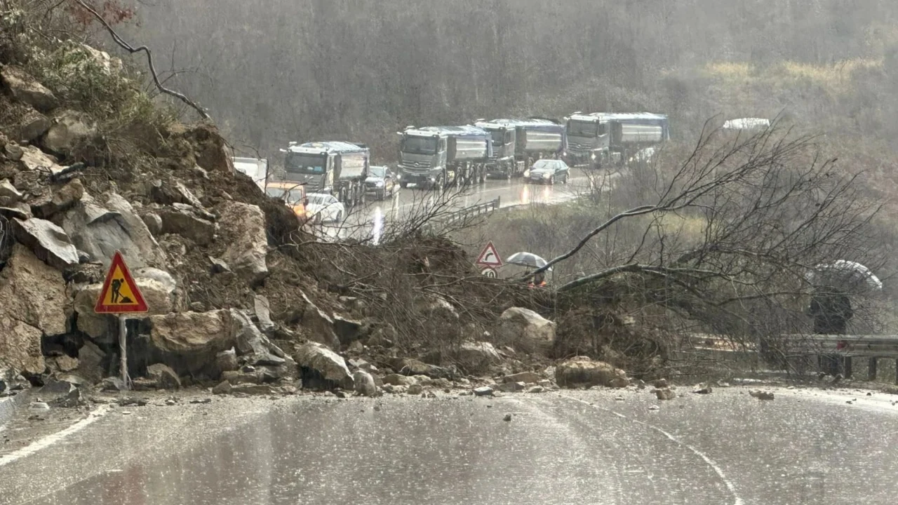 Vijojnë problemet nga moti i keq në Gjirokastër/ Evakuohen disa familje, rrëshqitje dherash dhe bllokim rrugësh