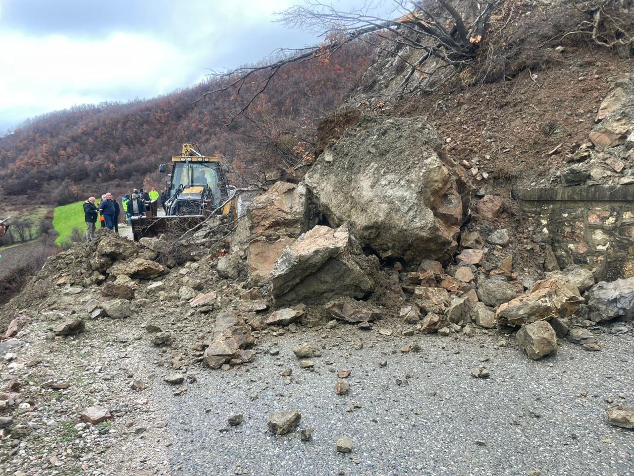 Rrëshqet masivi shkëmbor në rrugën Elbasan–Gjinar, bllokohet qarkullimi i automjeteve