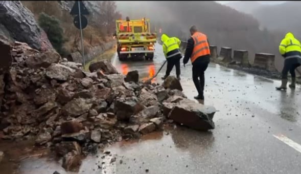 Moti i keq, probleme në rrugën nacionale Burrel-Skurraj