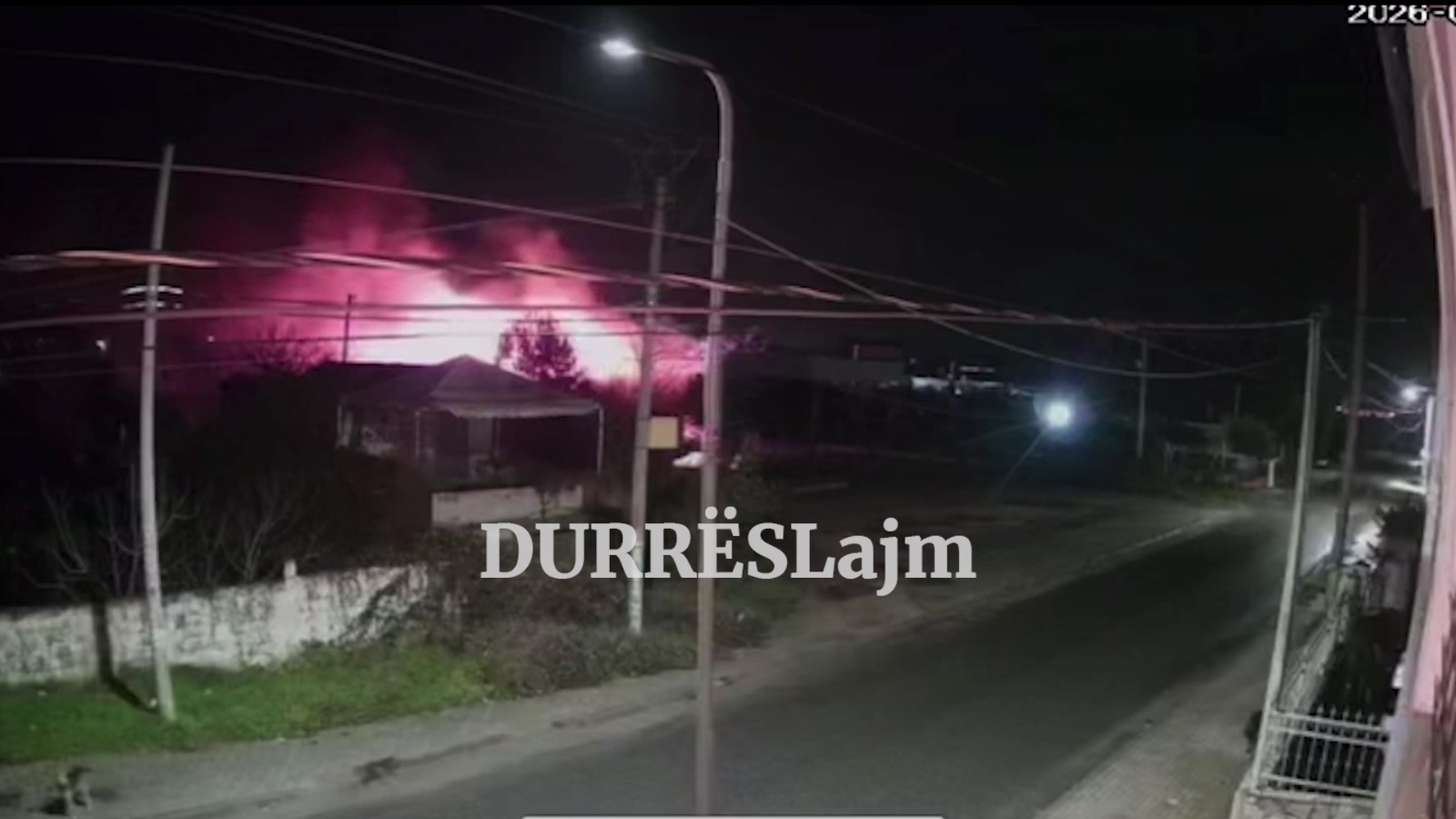 Durrës/ Lokali digjet nga flakët gjatë natës, dyshohet zjarrvënie e qëllimshme (VIDEO)