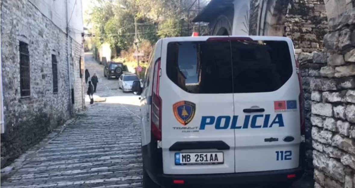 U konfliktuan me njëri-tjetrit, plagoset me thikë një 24-vjeçar, në pranga autori në Gjirokastër