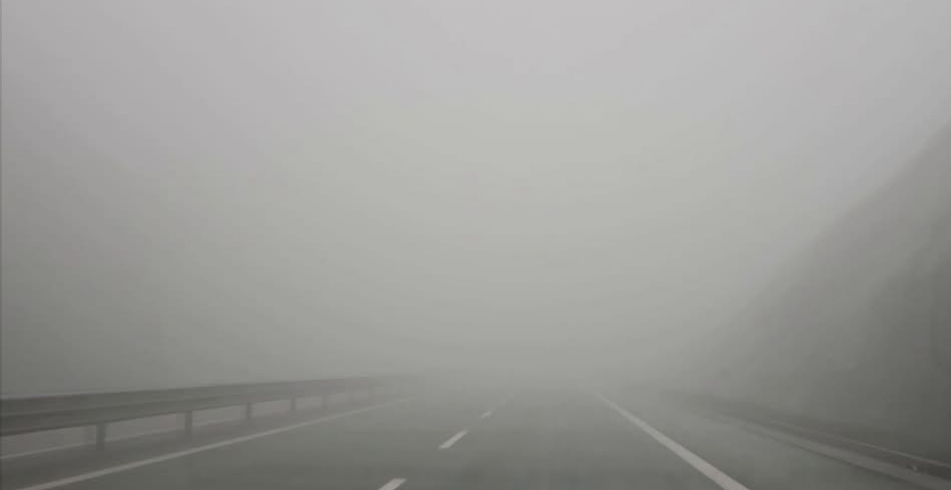 Mjegulla rrezikon udhëtarët, prej disa ditësh probleme në Rrugën e Kombit, policia rrugore apel shoferëve