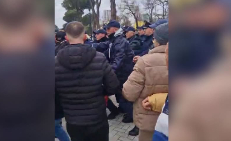 “Turp, turp”, sërish përplasje mes protestuesve dhe policisë para Kryeministrisë