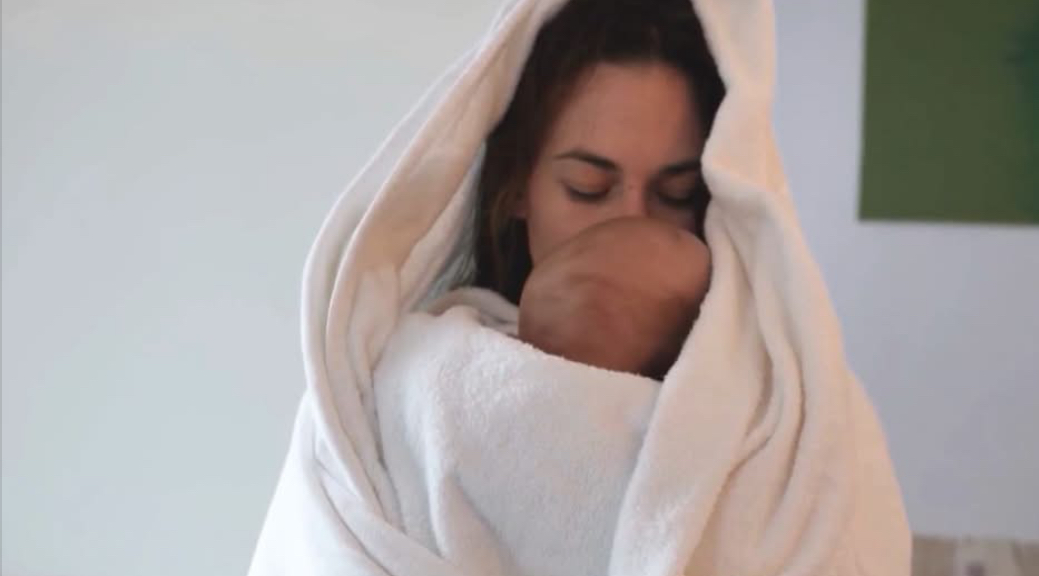 Rritet mosha mesatare e grave që bëhen nëna për herë të parë