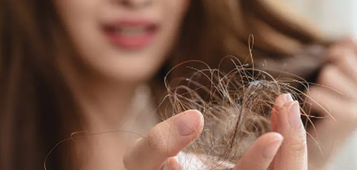 Pesë ushqimet që ju ndihmojnë kundër rënies së flokëve 