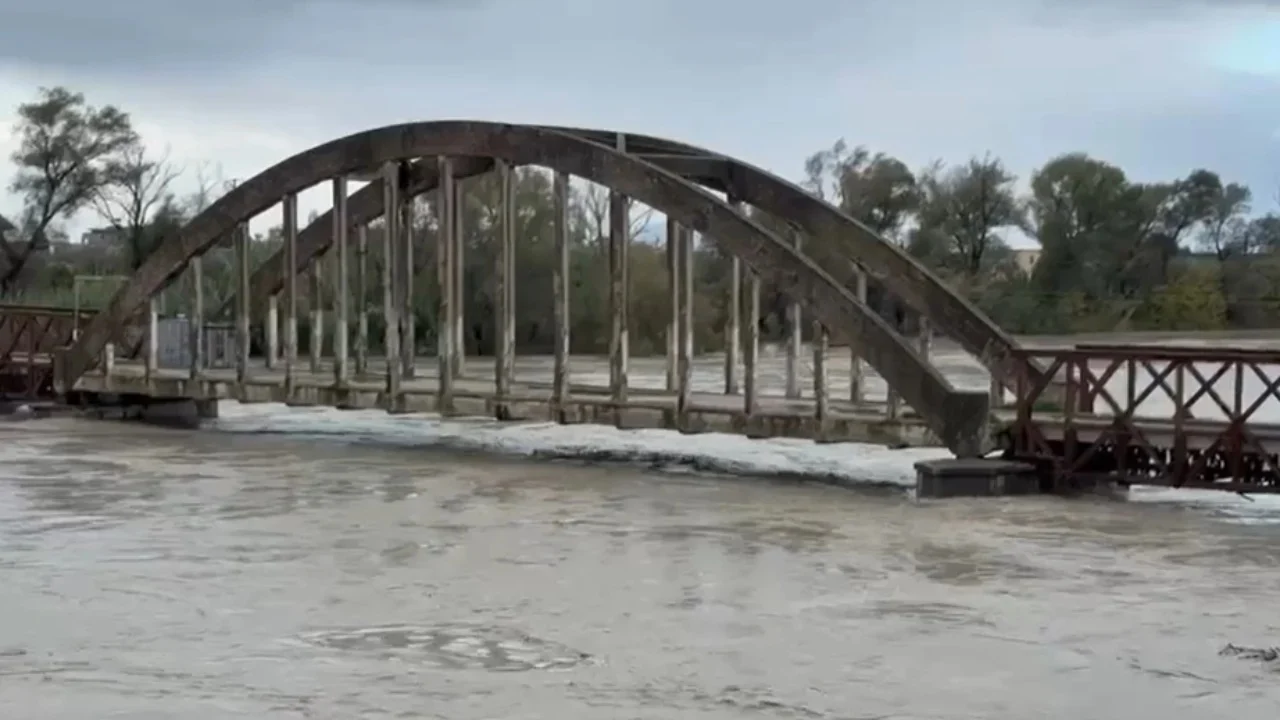 Vjosa del sërish nga shtrati pranë Urës së Mifolit, rrezik për rritjen e nivelit të ujit deri në 9 metra