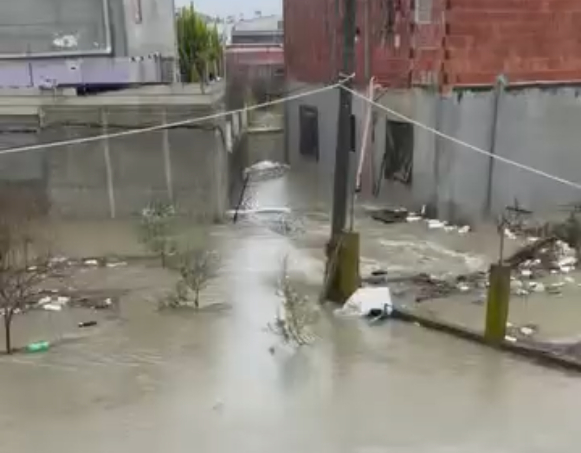 Lagjja 14, nën ujë prej mbi 12 orësh/ Banorët të braktisur, asnjë reagim nga bashkia/ Video