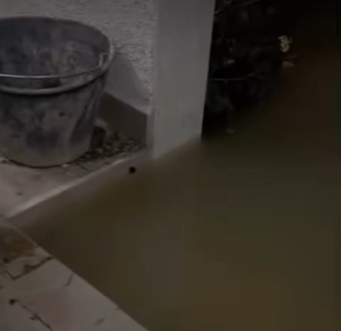 Banorët në ish-Kënetë i tremben reshjeve gjatë natës: Niveli i ujit po rritet