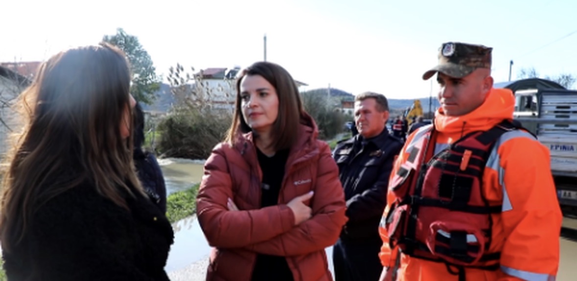 Ministrat inspektojnë përmbytjet në Dimal, merren masa evakuuimi për dhjetëra familje të prekura 