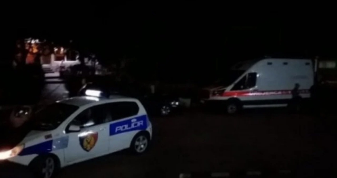 Aksident në Kavajë, makina përplaset me mjetet e parkuara dhe përmbyset, plagoset drejtuesi 24-vjeçari