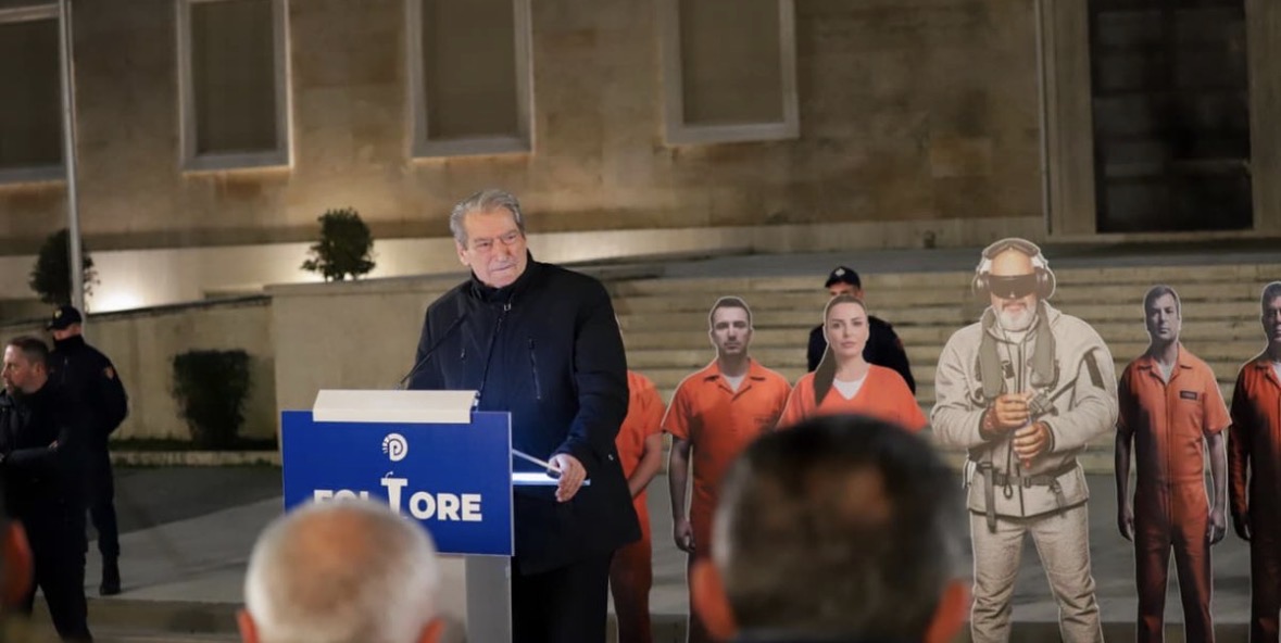 Berisha nga sheshi te Kryeministria: Ky është viti i përmbysjes së diktaturave! Edi Rama do ketë fatin që meriton 