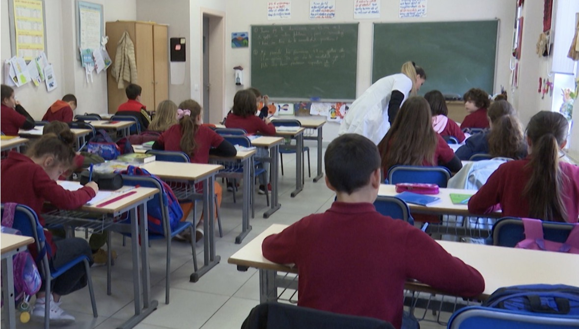 OECD: Mësuesit po braktisin profesionin para pensionit, alarm për sistemin arsimor