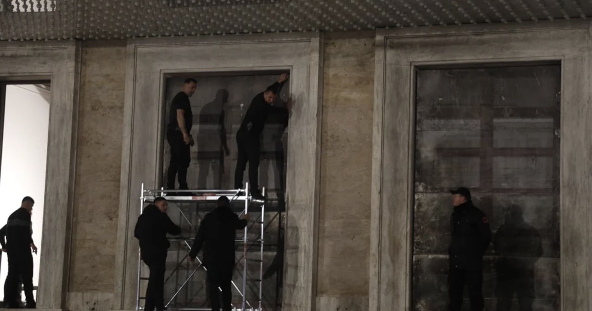 ‘Shqipëria Bëhet’ njofton protestën e radhës, Garda nis blindimin e dyerve të Kryeministrisë