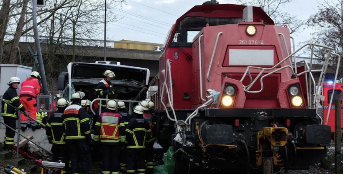 Autobusi përplaset me një tren në Hamburg, një i vdekur dhe dhjetë të plagosur