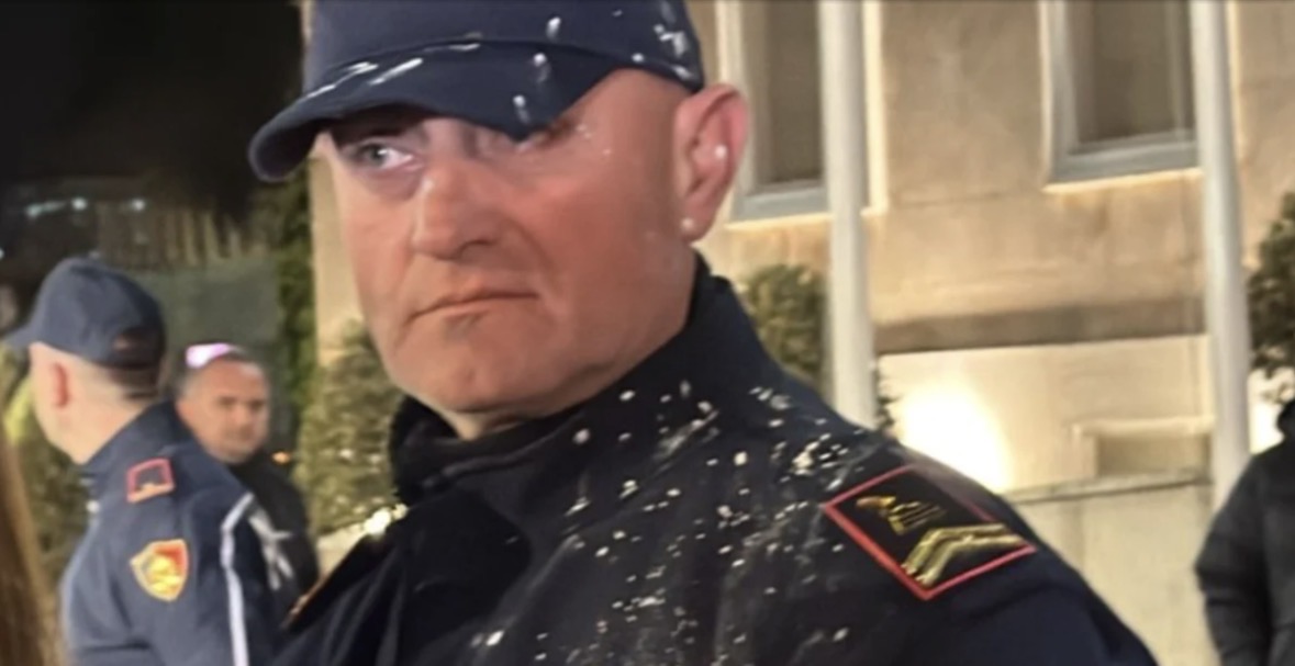 Tensionohet situata në mbyllje të protestës së Lapajt, hidhet miell drejt policëve 