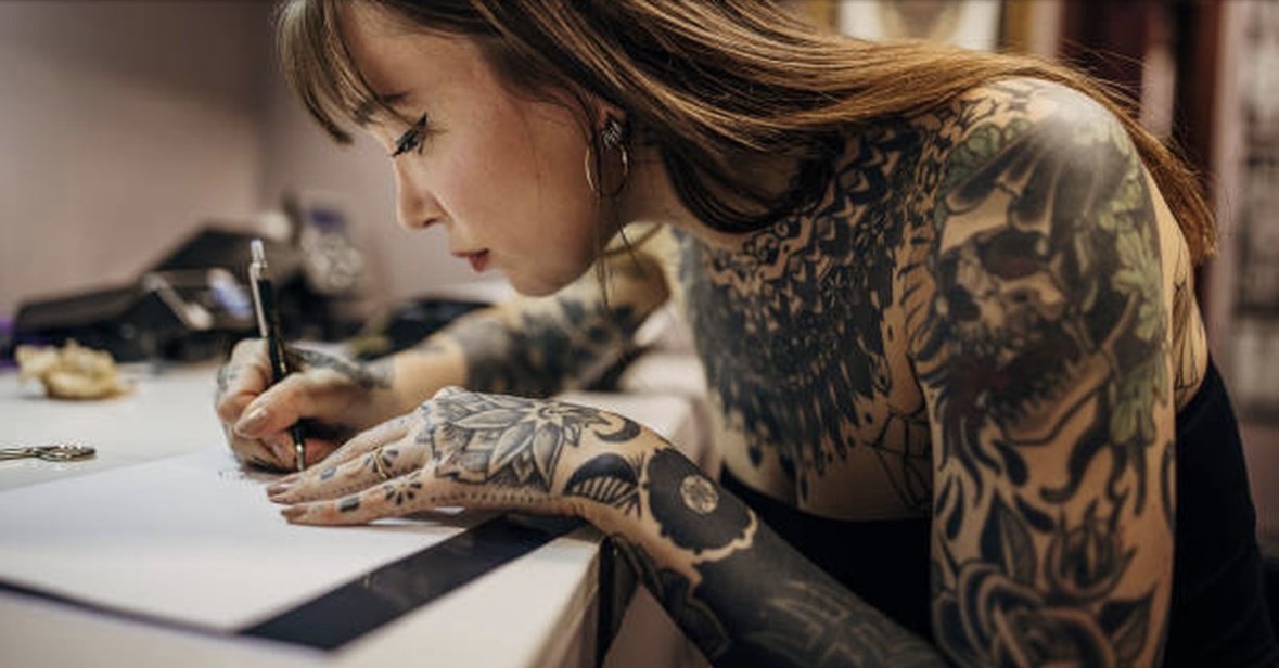 Tatuazhet mund të tregojnë inteligjencë dhe edukim të lartë 