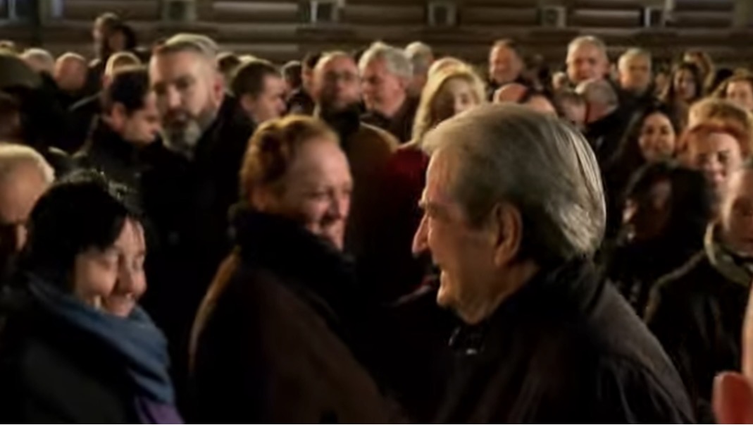 Nga Kuvendi në ‘foltore’/ Berisha mbërrin para Kryeministrisë për tubimin e rradhës 