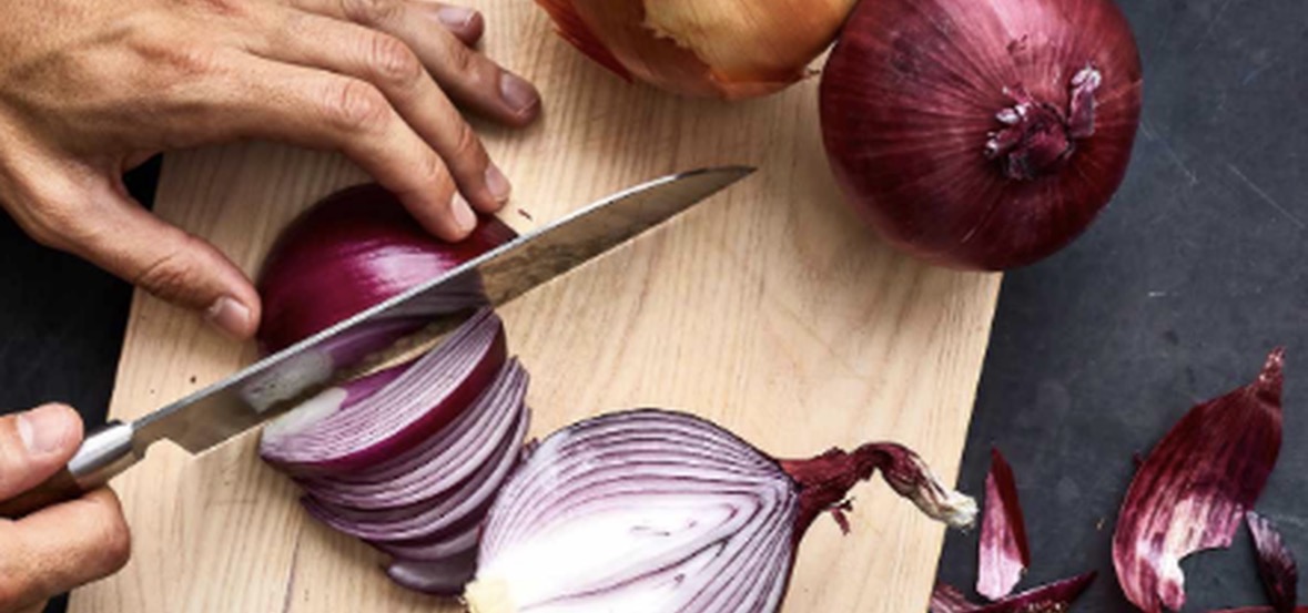 Sa vlera ushqimore ka qepa dhe pse duhet të jetë pjesë e vakteve tuaja? Zbuloni cilat sëmundje mund të shëroj… 