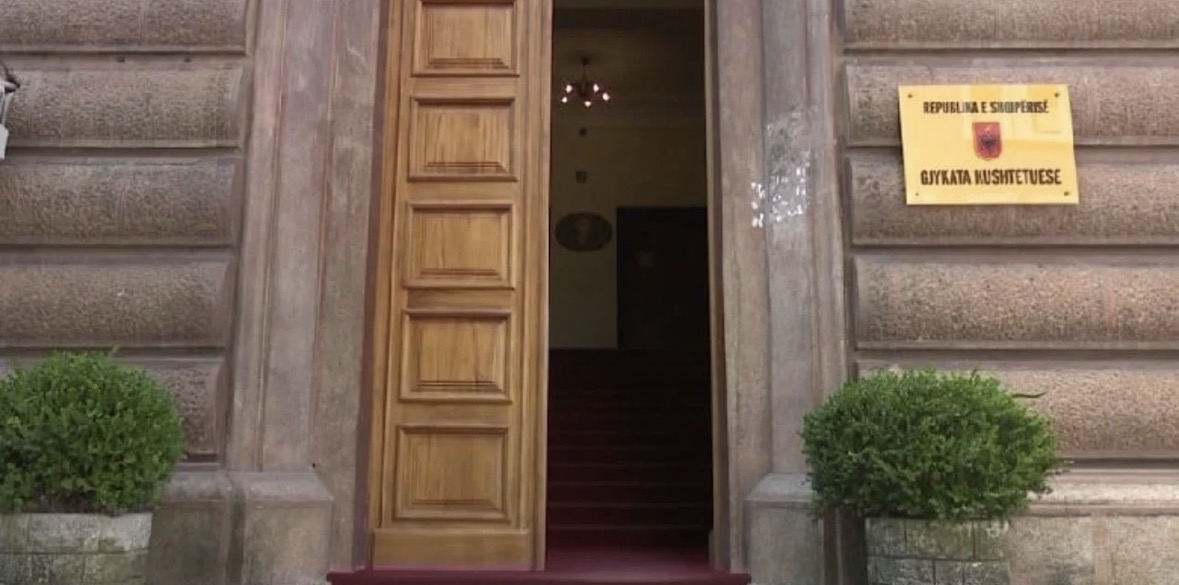 Pas 7 orësh, përfundon seanca në Kushtetuese për rritjen e rrogës së gjyqtarëve, trupa gjykuese tërhiqet për vendim