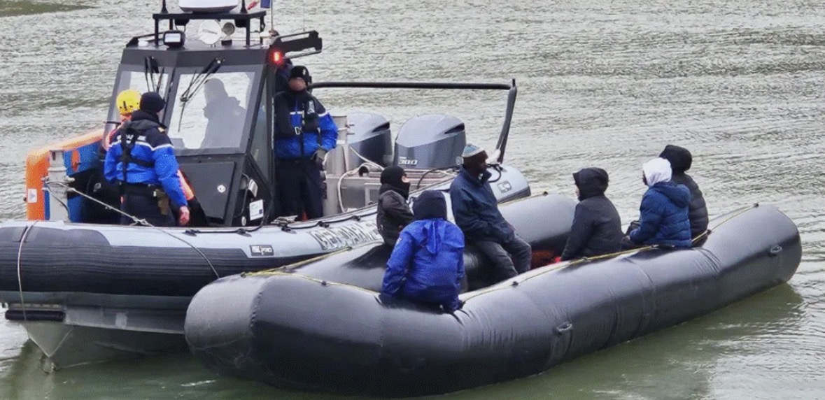 Luftë e re kundër kontrabandistëve, Franca kryen ndërhyrjen e parë në ujë për të kapur varkat e emigrantëve drejt Britanisë