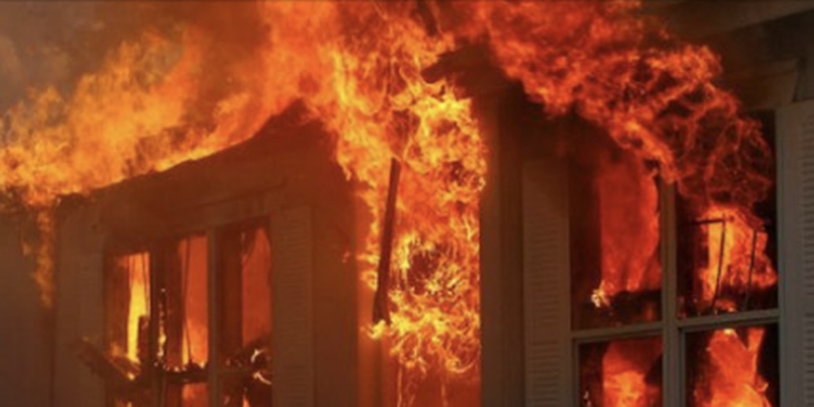 Zjarri shkrumbon banesën në Elbasan/ Familja mbetet në “qiell të hapur”, flakët mendohen të kenë nisur nga… 