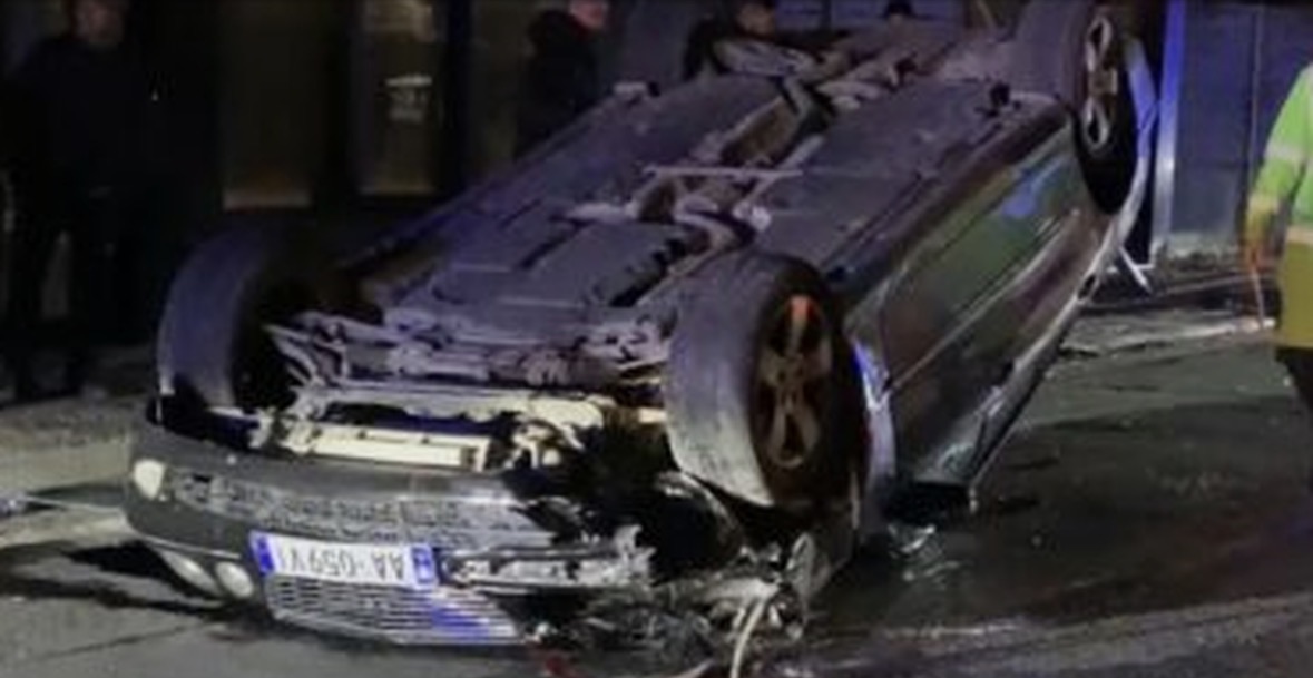 Aksident i rëndë në Lezhë/ Përmbyset në mes të rrugës mjeti pasi u përplas me shtyllën e ndriçimit 