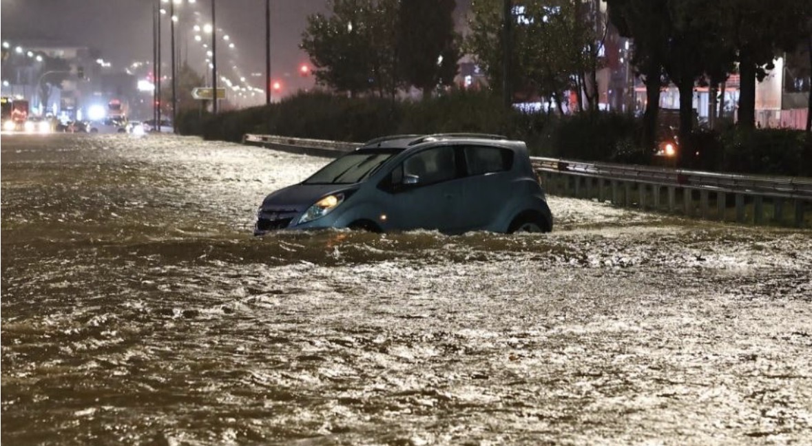 Moti i keq përfshin Greqinë, rrugët e Athinës shndërrohen në lumenj të rrëmbyer
