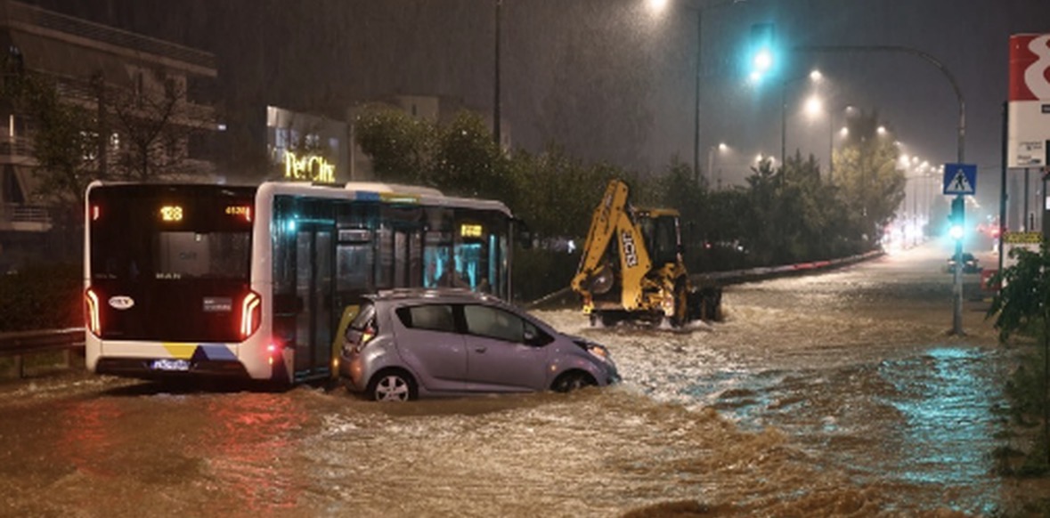 Athina nën 170 ml shi! Kryeministri grek anullon vizitën në Davos për shkak të emergjencave të motit 