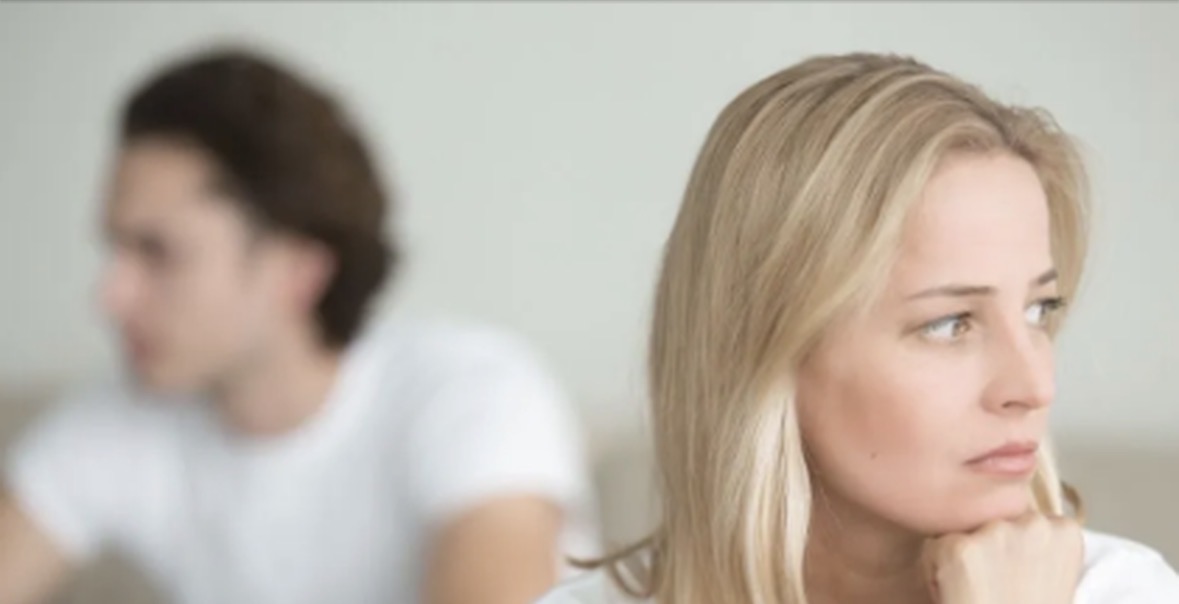 Dyshoni se partneri juaj po ju tradhton? Ja cilat janë disa ndryshime në sjellje që lë të kuptohet që diçka nuk shkon… 