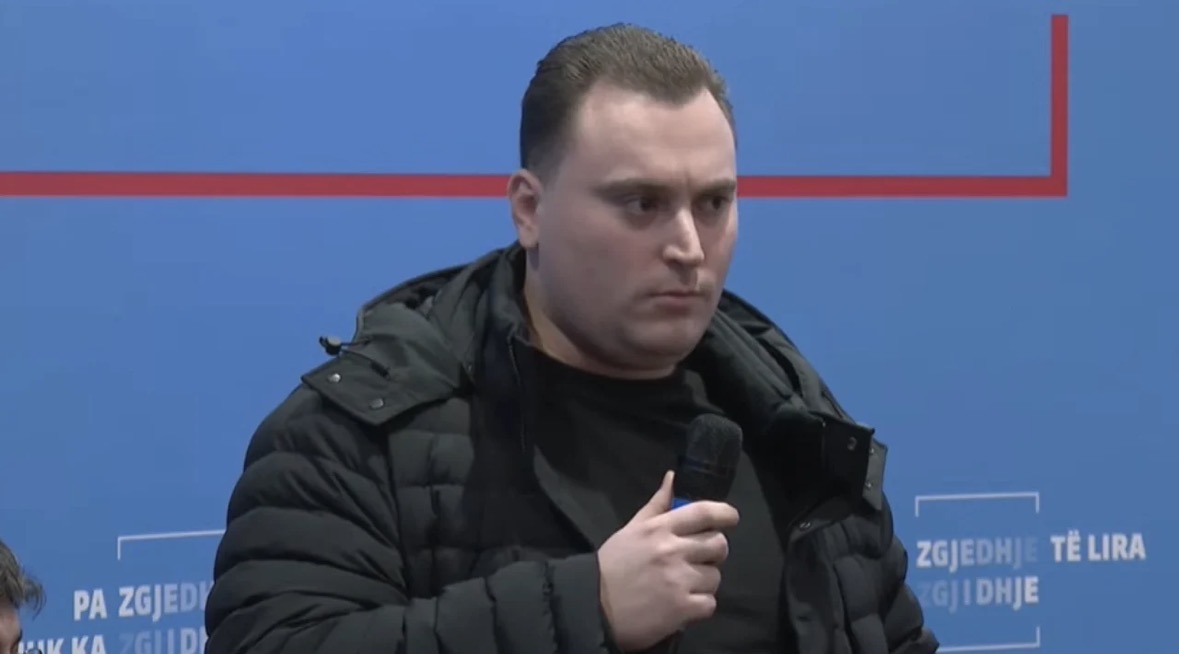 “Problemet e shtëpisë diskutohen në shtëpi”/ Djali i Sokol Olldashit ia thotë në sy Berishës: Ata që flasin në foltoren tonë janë ‘tapë’ të pirë, s’dinë ç’thonë