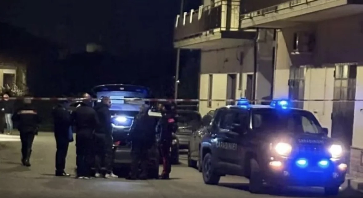 Ishin ndarë rreth një vit më parë/ 63-vjeçari vret me pistoletë gruan, vetëvritet pak minuta më pas