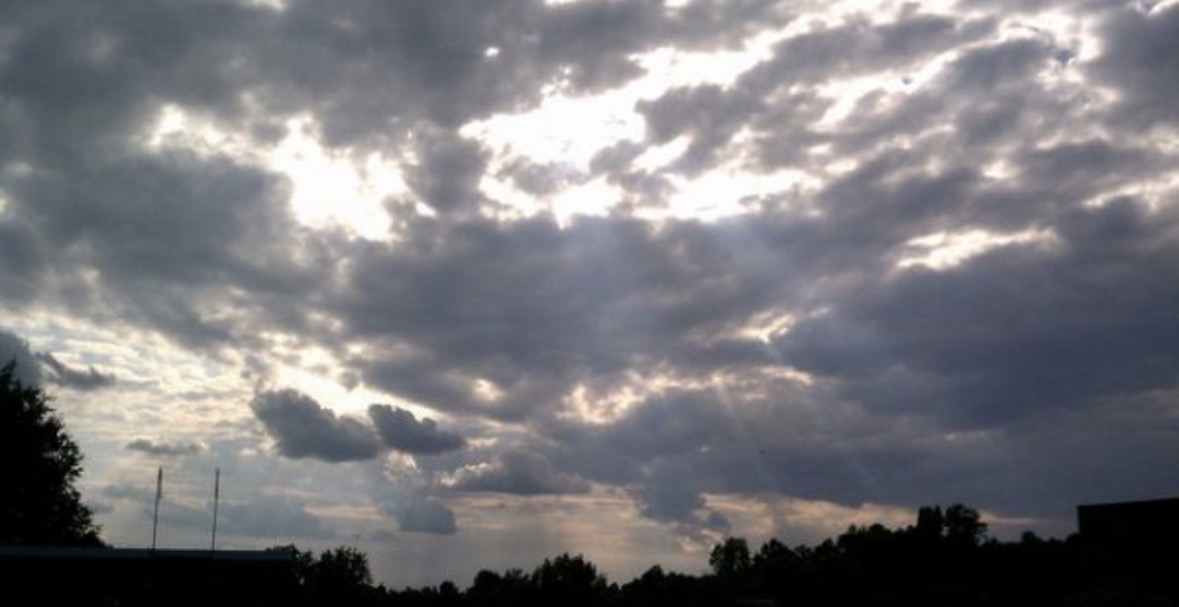 Kushte atmosferike të paqëndrueshme dhe reshje shiu, si paraqitet moti për këtë të diel