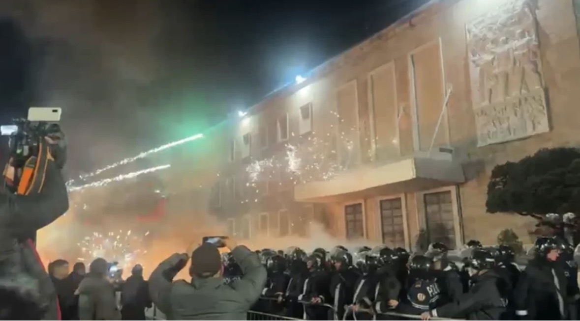 Protesta e PD/ Policia njoftim zyrtar: 11 efektivë të lënduar, 17 tubues të arrestuar, procedohen disa të tjerë