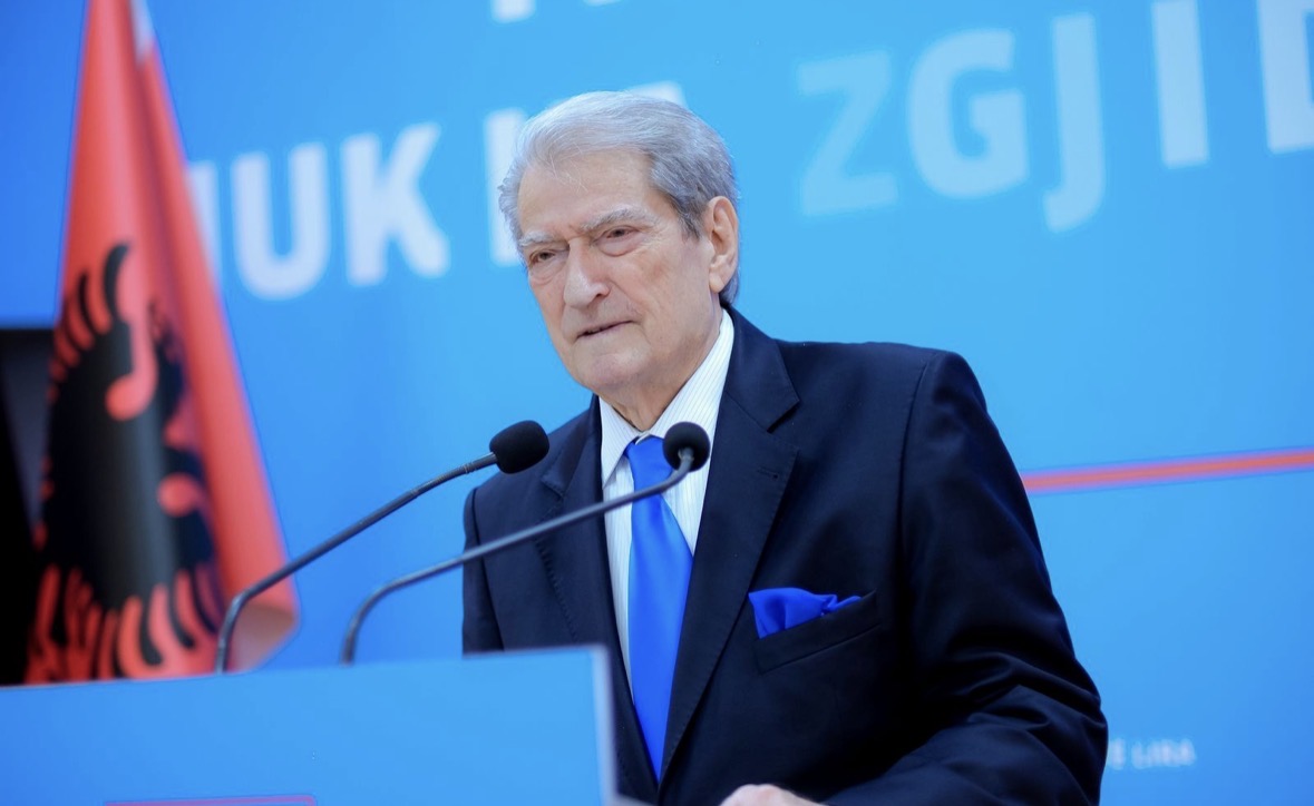 “Asnjë polic nuk u plagos”, Berisha për efektivët: U vetëlënduan nga gazi lotsjellës i tyre, përgëzoj protestuesit që e kapën dhe ua hodhën pas