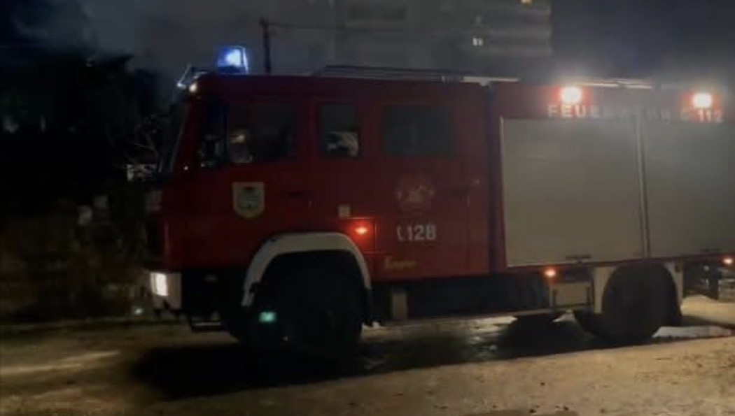 Përfshihet nga flakët një banesë në Lushnje, zjarri përhapet me shpejtësi, asfiksohet një 12-vjeçare