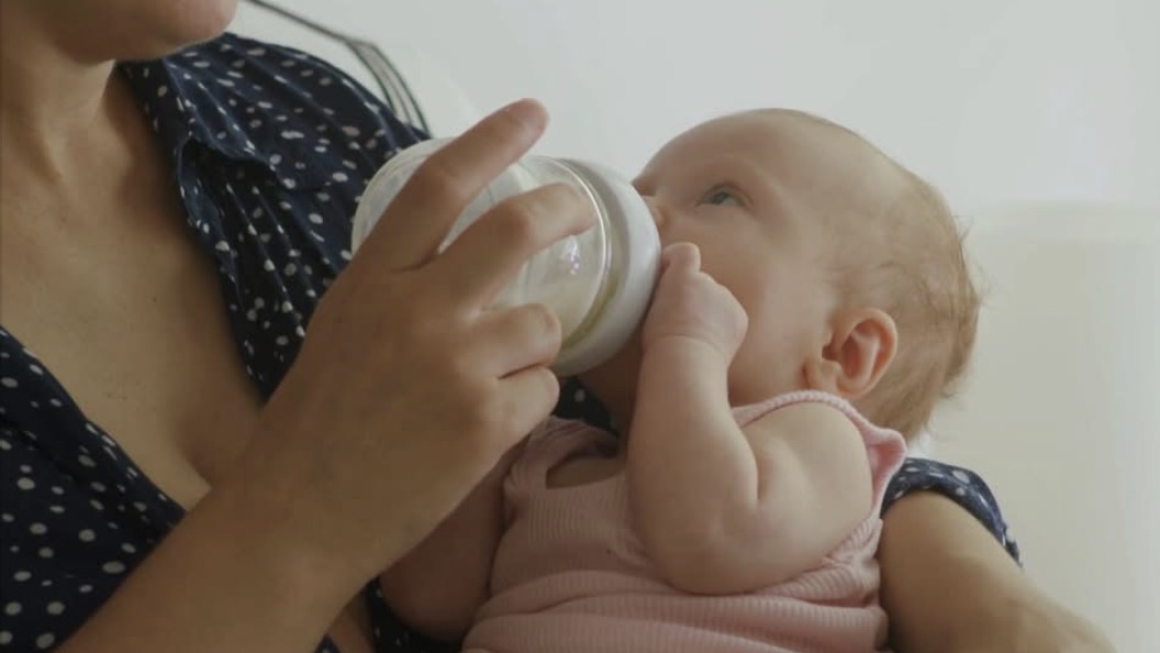 Disa kompani tërheqin qumështin e bebeve, dyshime për kontaminim