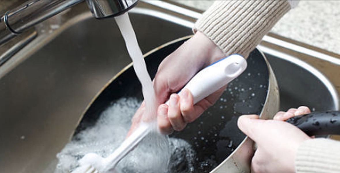 Zakonet e gabuara në larjen e enëve që dëmtojnë tenxheret dhe tiganët