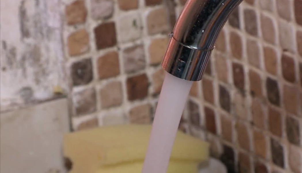 Qytetarët ankohen për klorin dhe erën e ujit në Tiranë, bashkia: Brenda normës, kujdes depozitat