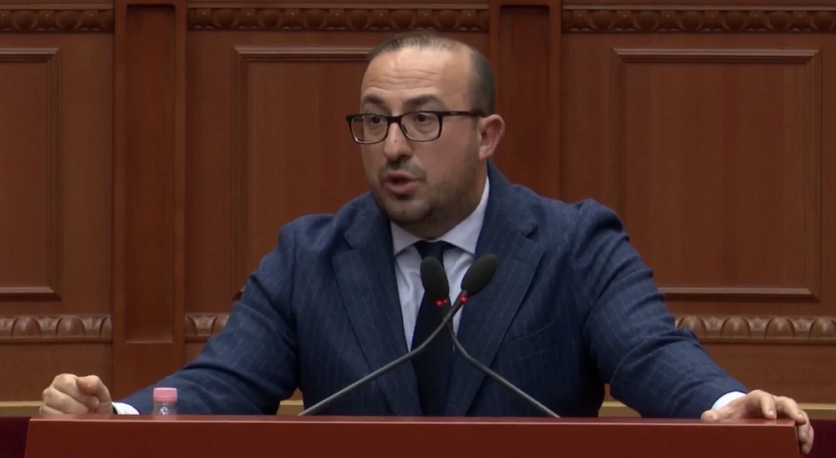 “E keni në terezi, hani petulla me mjaltë dhe Nutella”/ Korreshi ngre tonet në Kuvend: Po na çani dërrasat, sistemin e drejtësisë e keni të kalbur