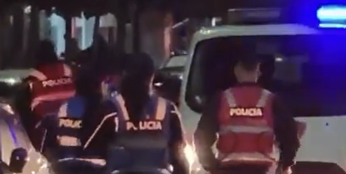 Çfarë po ndodh në Fier? ‘Shqiponjat’ nxjerrin me forcë një person nga makina 