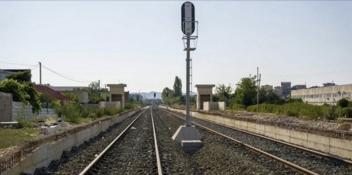 Qeveria miraton fond shtesë për shpronësimin e pronave që preken nga hekurudha Tiranë-Durrës-Rinas 