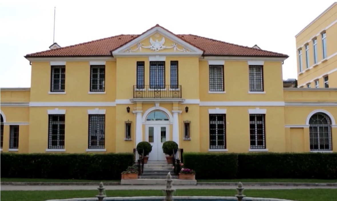 Ambasada amerikane paralajmëron shqiptarët për rregullat e vizave: Mos tejkaloni afatet