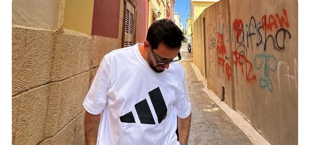 Kërcënohet gazetari i njohur shqiptar, i lyejnë muret e apartamentit me benzinë (Video)