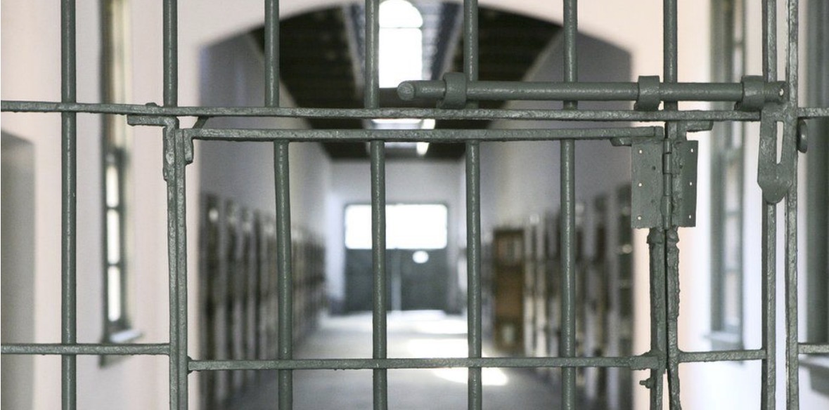 Plagoset me thikë shqiptari në Greqi, sapo ishte transferuar në burgun e Malandrinos