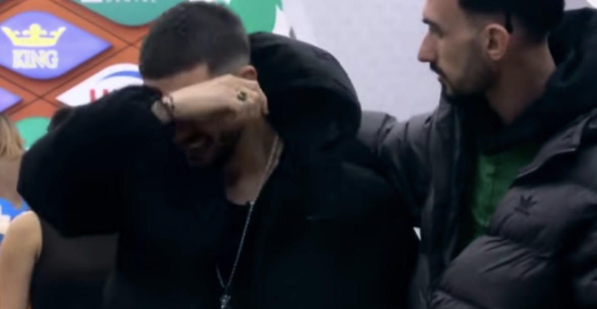 Kënga e Gjestit vendoset në sfond/ Gimbo shpërthen në lot: O kjo këngë bre… 