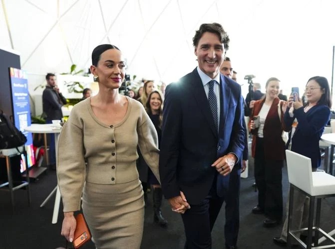 Katy Perry dhe Justin Trudeau të pandarë! Këngëtarja dhe ish-kryeministri i Kanadasë shfaqen dorë për dore në forumin ekonomik në Davos