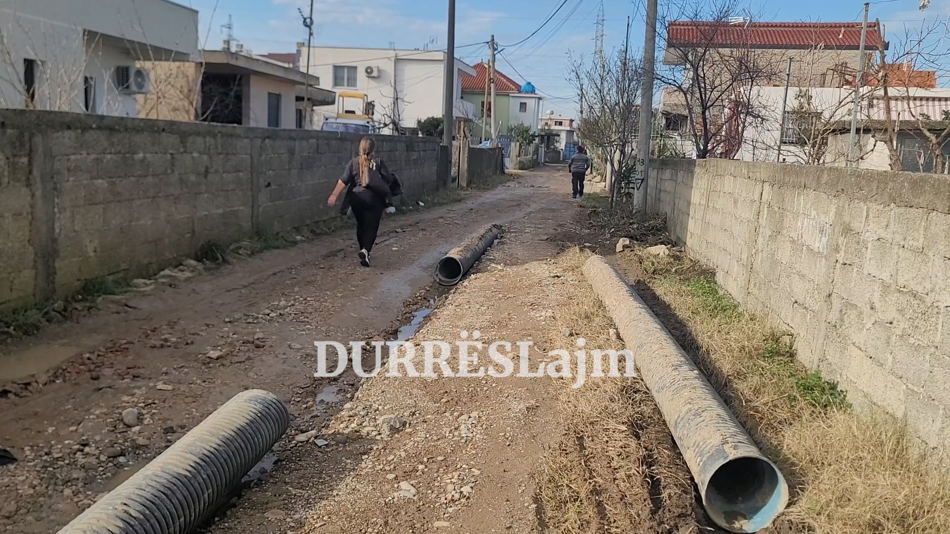 Rruga “Besëlidhja” në Durrës nuk ka njohur asnjëherë asfalt, banorët: Edhe tubat që shtruan, përmbytja i nxorri sipër! (VIDEO)
