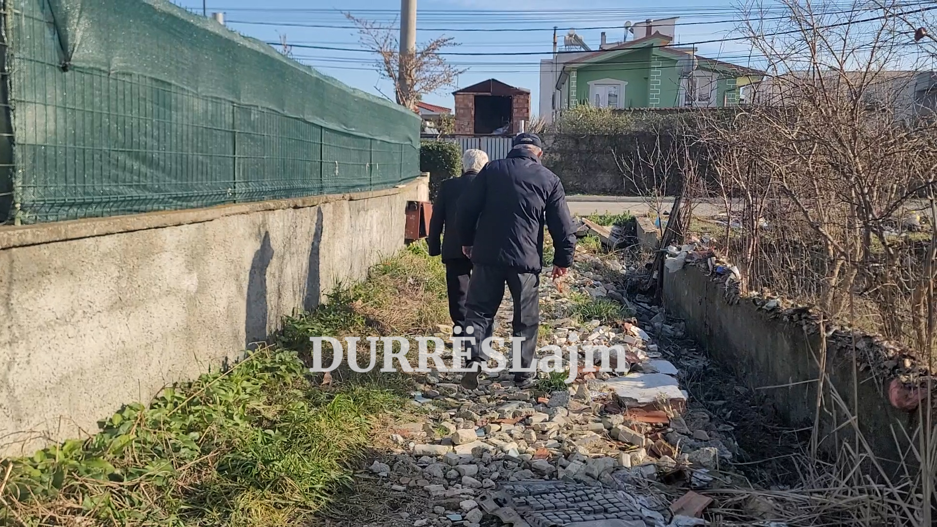 Rrugët dytësore në Durrësin e ri pa asfalt dhe pa kanalizime, fond 165 mln lekë për rehabilitimin e dy blloqeve të banimit (VIDEO)